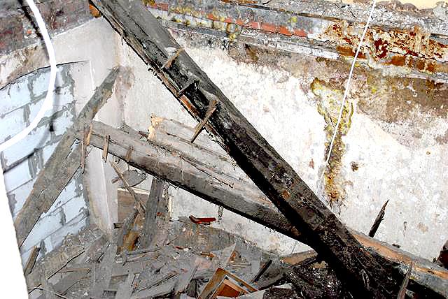 Odgrzybianie drewna - zawalony strop Odgrzybianie drewna - zawalony strop