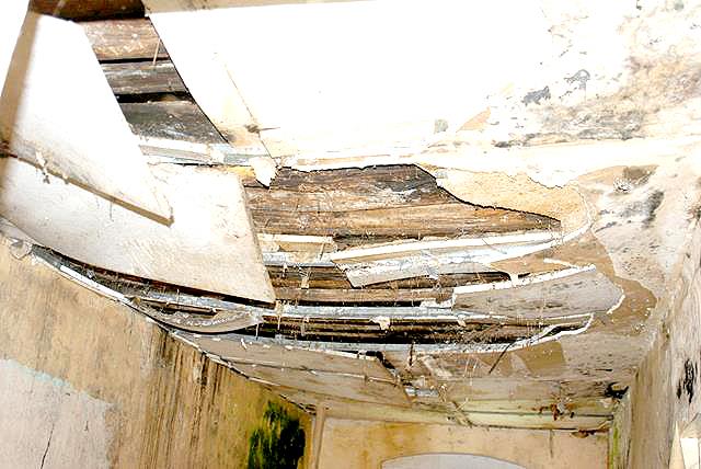 Zdegradowany i zdeformowany przez grzyby drewniany sufit. ODGRZYBIANIE DREWNA - GRZYBY PODSTAWKOWE